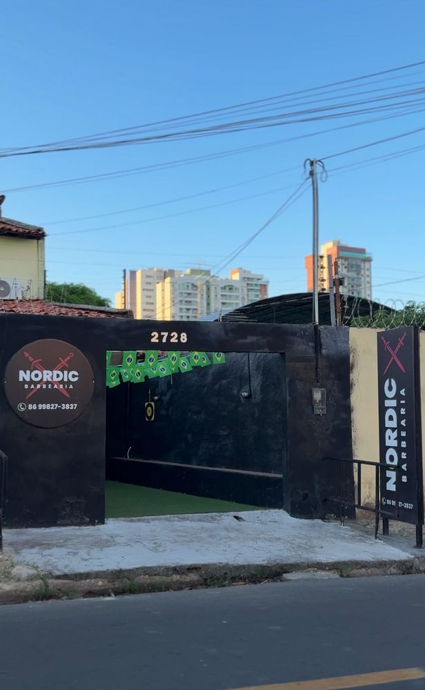Fachada da Nordic Barbearia na Av. Cel. Costa Araújo, 2728, com a placa e o telefone